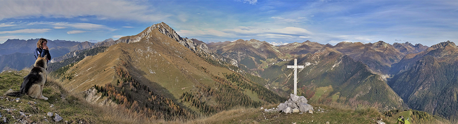 Alla croce di vetta del Pizzo Badile (2044 m) splendido panorama sulle cime orobiche